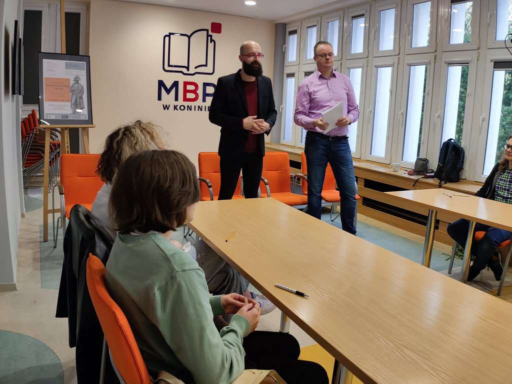 Uczestników powitali dyrektor MBP w Koninie - Damian Kruczkowski oraz przewodniczący Komisji Konkursowej Szymon Jagodziński. (fot. E.G.)