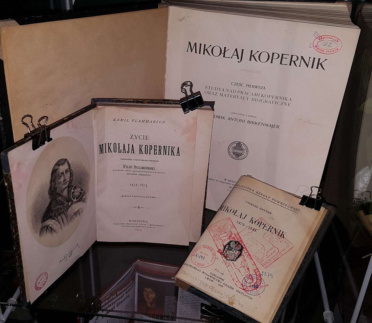 Książki sprzed 1939 roku o Mikołaju Koperniku. Fot. MBP w Koninie
