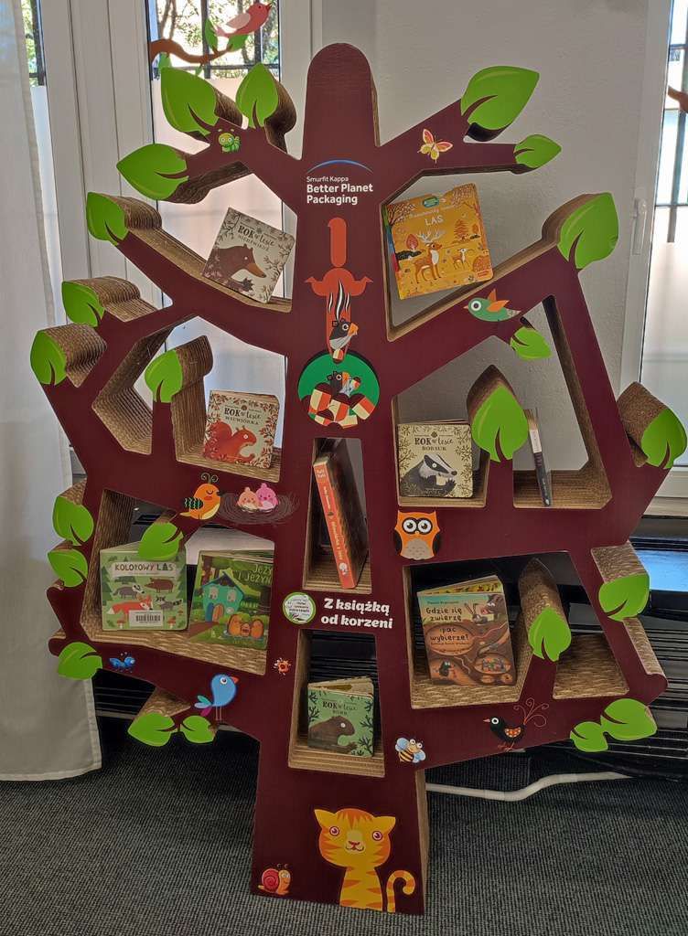 Duże, tekturowe drzewo. Na jego gałęziach postawiono książki dla dzieci o tematyce leśnej.. Fot. J.K.