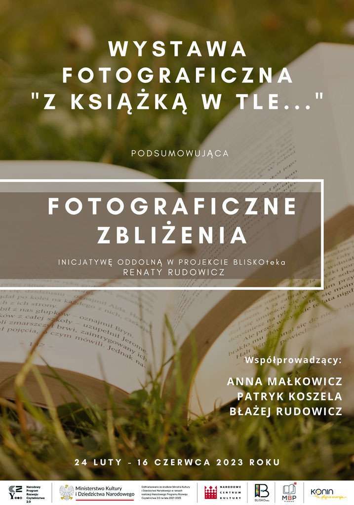 Plakat promujący wystawę fotograficzną pt. "Z książką w tle .." będącą podsumowaniem realizacji inicjatywy oddolnej Renaty Rudowicz. Proj. Tymoteusz Rudowicz.